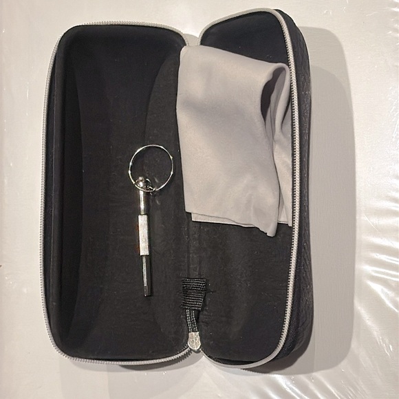 New! Eyeglasses Black Mesh Case, Gray Cleaning Cloth & Silver Mini Screwdriver - Picture 3 of 5